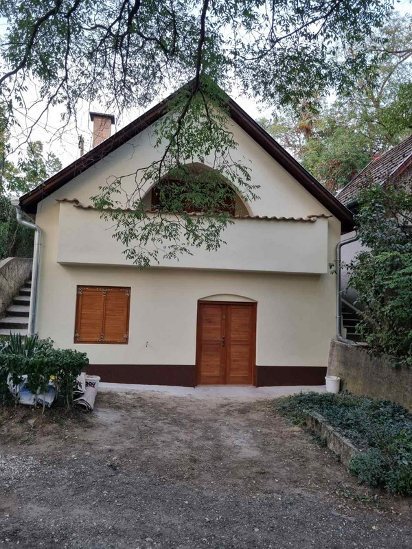 Eladó pince, présház