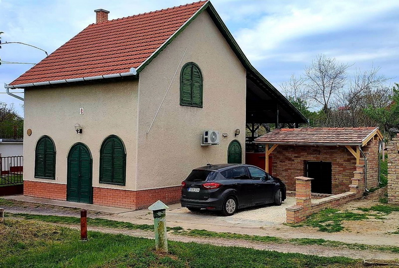 Zöld spalettás vendégház
