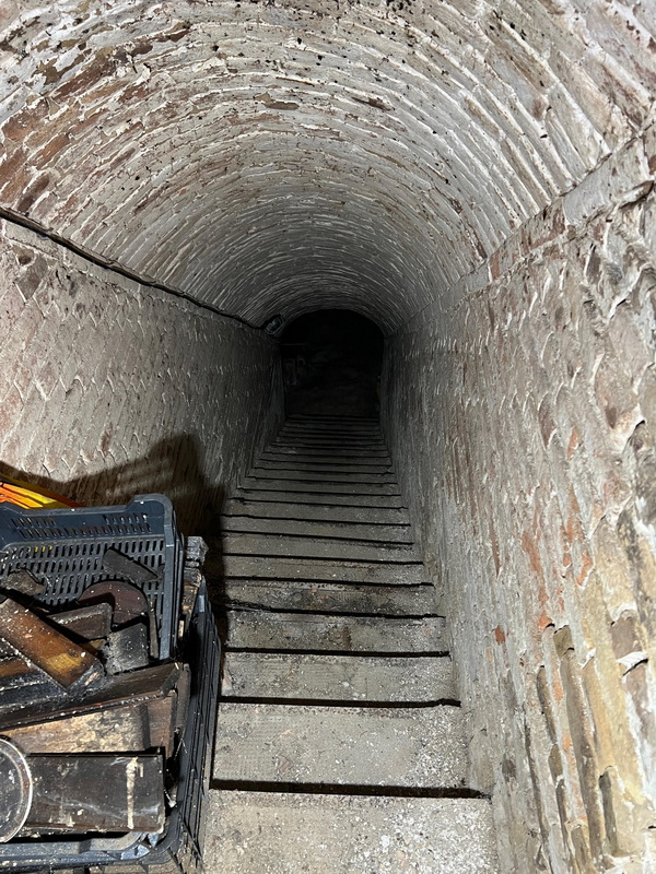 https://monoripincefalu.eu/eladopincek/elado-pince-es-preshaz-a-kenlap-soron Eladó Pince