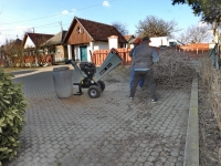Ágdarálás, ágaprítás motoros ágaprító géppel