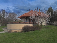 Tavasz a pincefaluban