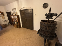 Eladó felújított présház a Strázsa-hegy frekventált részén