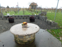 Mi újság Domberzolék pincéjében?