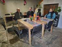 Mi újság Domberzolék pincéjében?