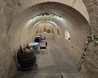 Mi újság Domberzolék pincéjében?