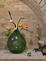 Mi újság Domberzolék pincéjében?