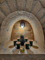 Mi újság Domberzolék pincéjében?