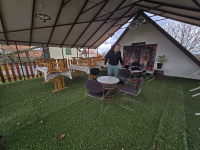 Mi újság Domberzolék pincéjében?