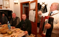  A sülteket és réteseket ontó kemence, meg a száz méter mély kút